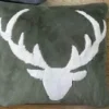 Coussin vert kaki en polyester avec tête de cerf blanche Luxe - 50 x 50 cm