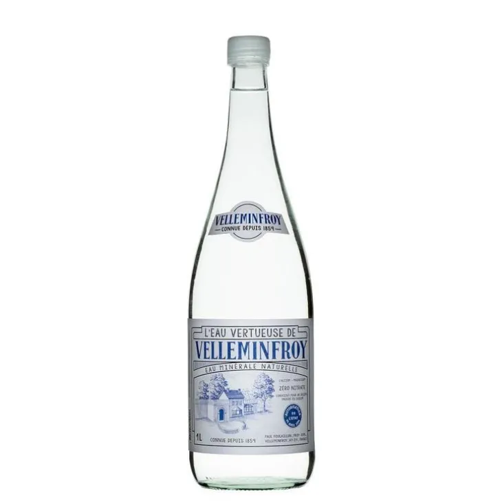 Eau plate Vintage. La bouteille en verre de 1 L