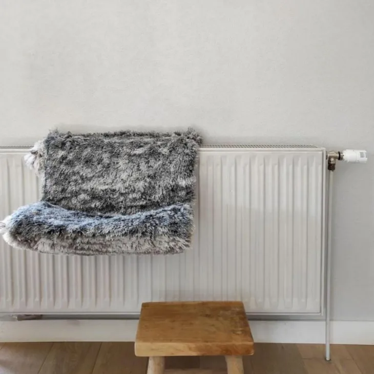 Hamac de radiateur pour chat coloris noir Bobby Poilu Bicolor - 47 x 30 x 25 cm