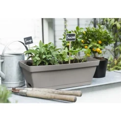 Jardinière en plastique taupe avec soucoupe clipsée et support Eda Poetic Roméo – 49 x 28 x 19 cm