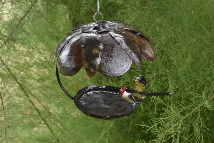 Mangeoire pour oiseau en métal recyclé avec toit fleur et mésange colorée Chouette&Co - 30 cm