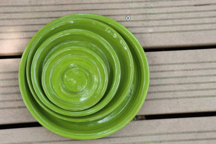 Soucoupe en terre cuite émaillée vert Forêt Les Poteries d’Albi - Ø 41 cm