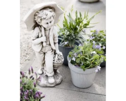 Statue garçon avec parapluie en polymagnesium blanc cassé - 67,5 cm